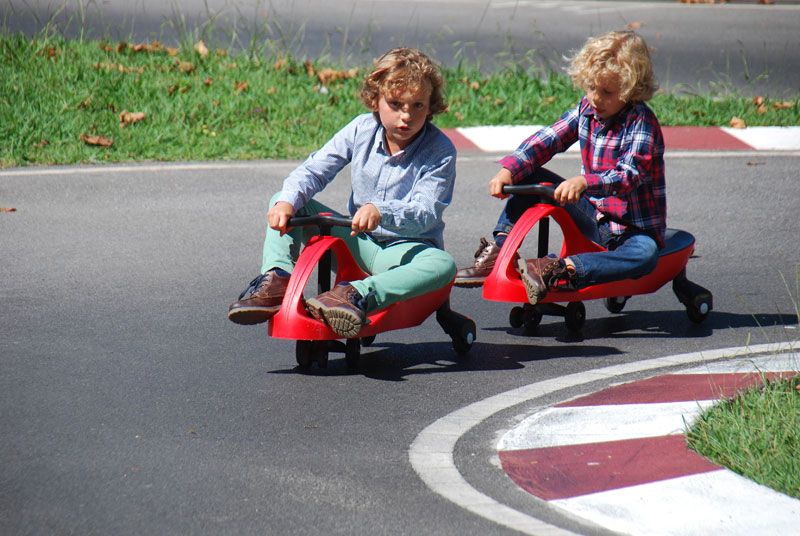 A pesar de no tener pilas ni baterías el Didicar Original puede alcanzar los 10 km por hora. Tan sólo gira el volante de un lado a otro y empieza a moverte sin parar.